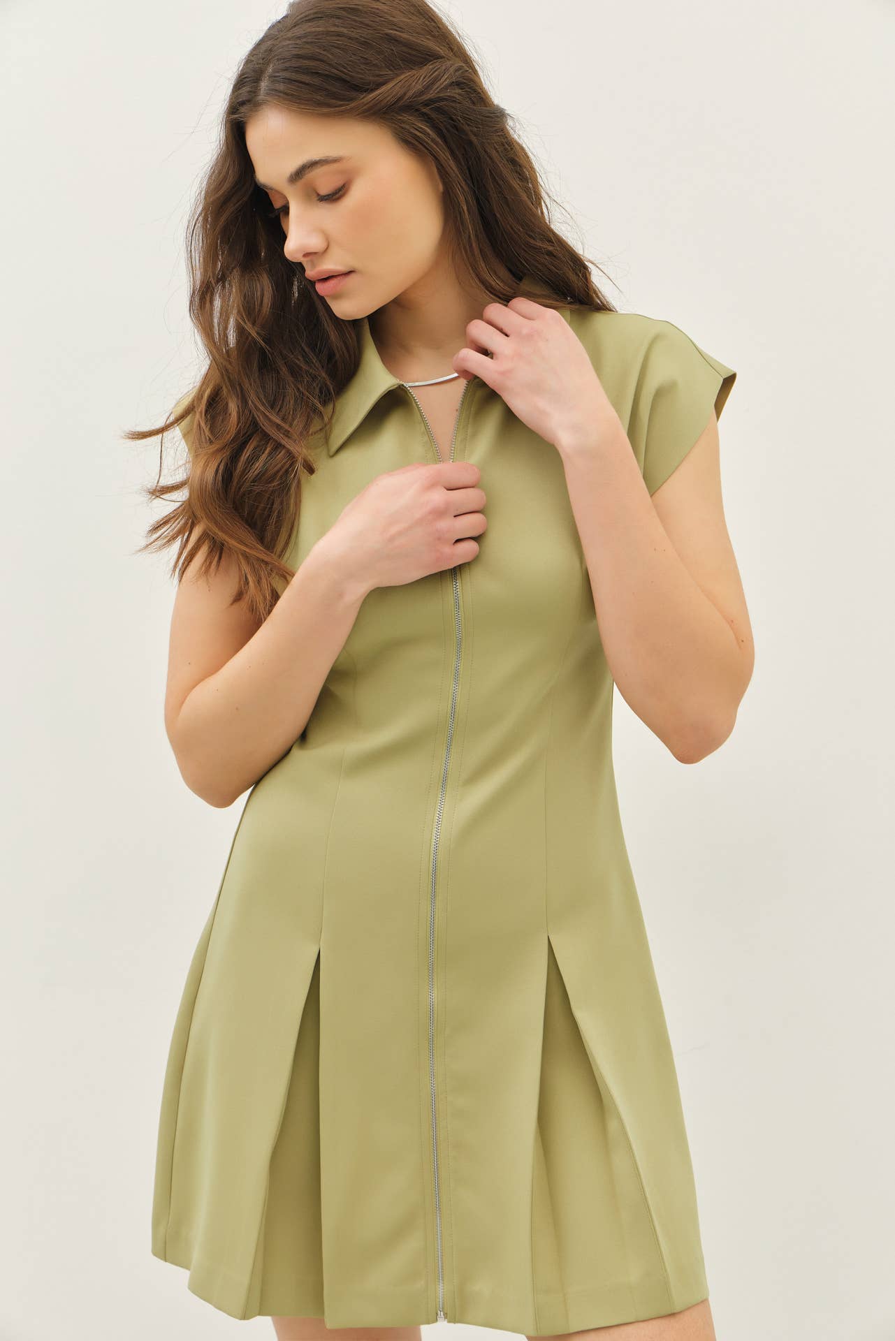 CHIC MINI DRESS WITH FRONT ZIPPER AND PLEATED HEM