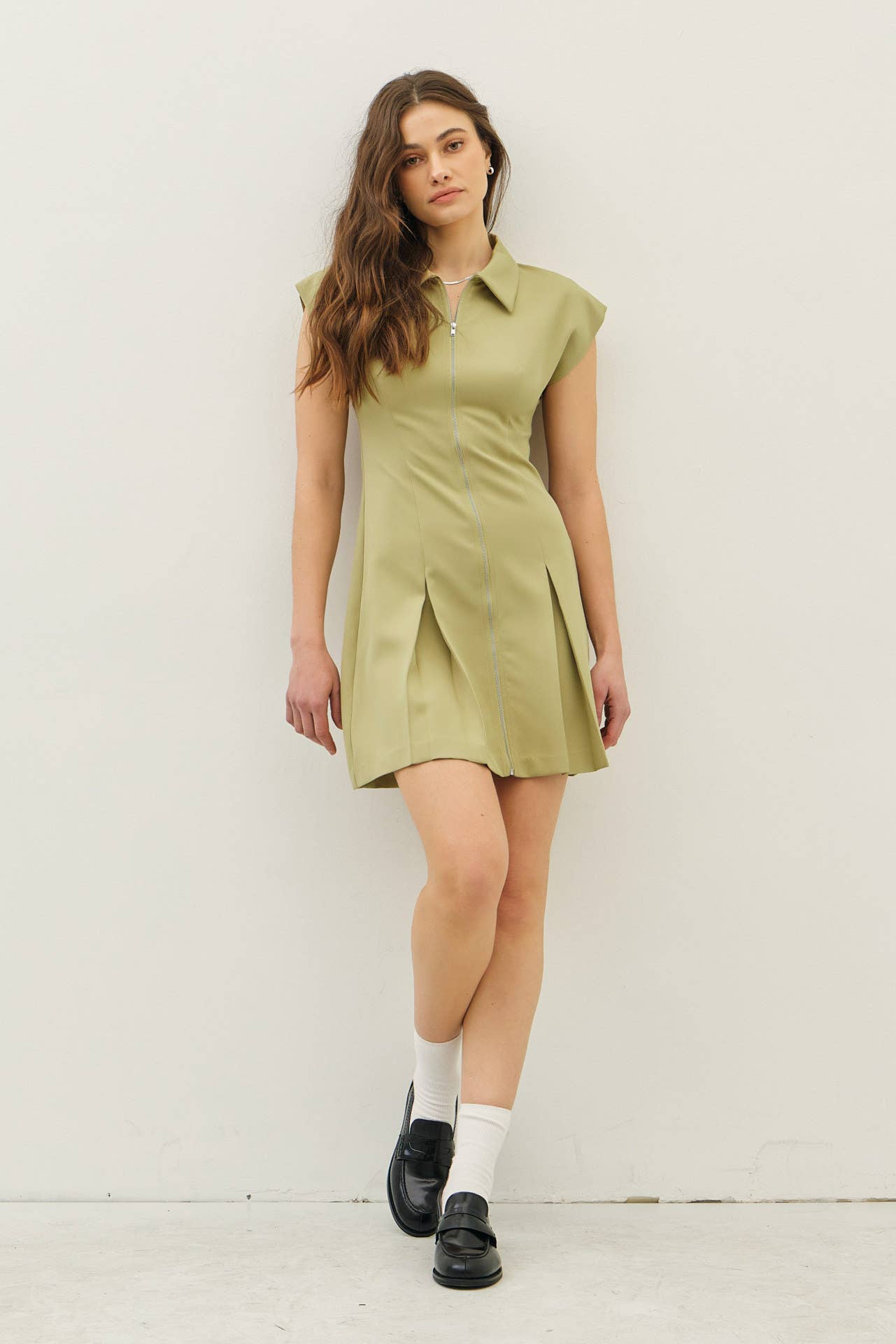 CHIC MINI DRESS WITH FRONT ZIPPER AND PLEATED HEM