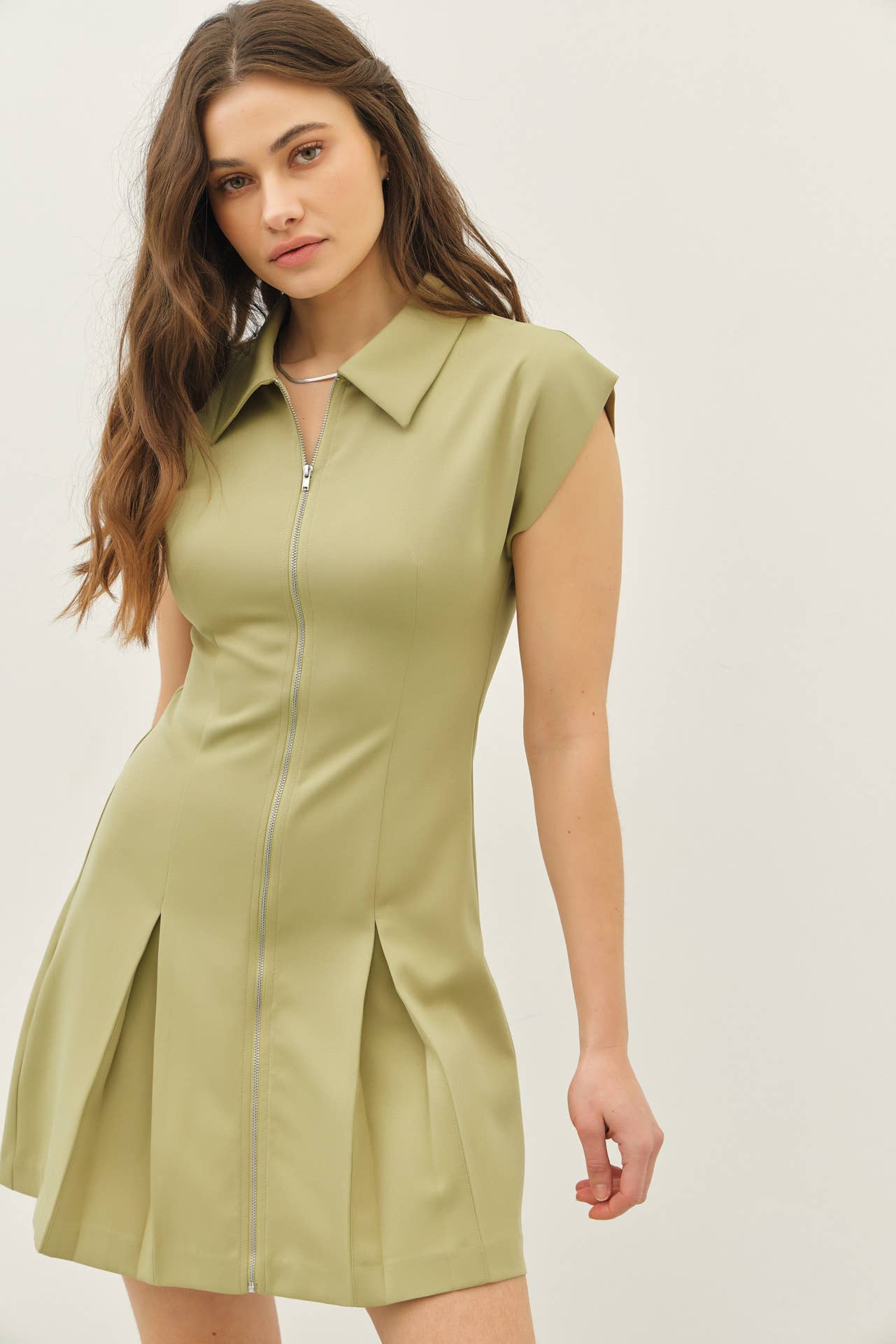 CHIC MINI DRESS WITH FRONT ZIPPER AND PLEATED HEM